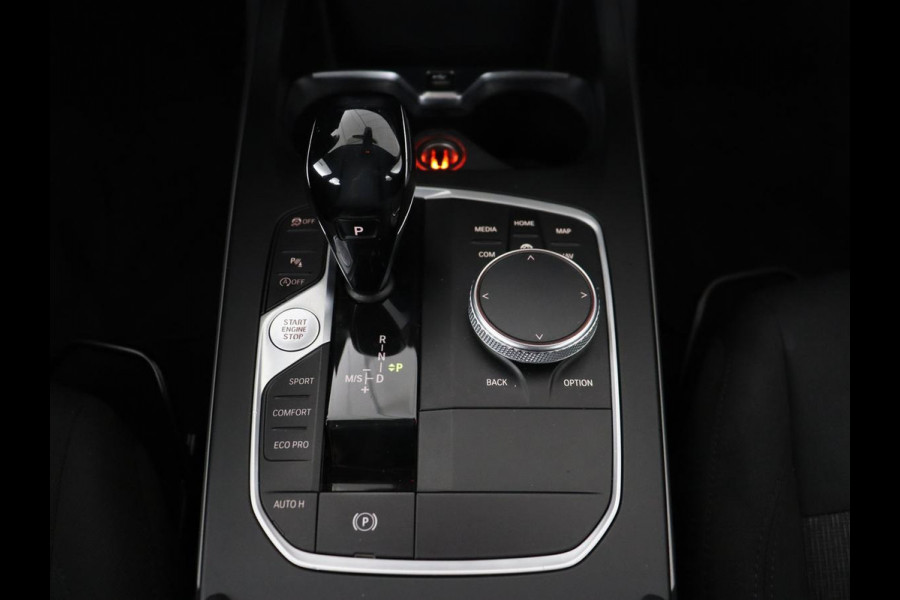 BMW 1-serie 118i Executive Edition | Carplay | Live Cockpit | Navigatie | Full LED | Climate control | Parkeerhulp | Cruise control