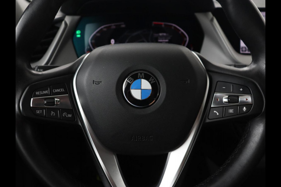 BMW 1-serie 118i Executive Edition | Carplay | Live Cockpit | Navigatie | Full LED | Climate control | Parkeerhulp | Cruise control