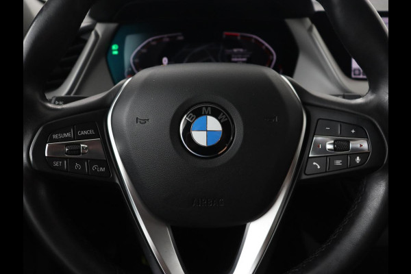 BMW 1-serie 118i Executive Edition | Carplay | Live Cockpit | Navigatie | Full LED | Climate control | Parkeerhulp | Cruise control