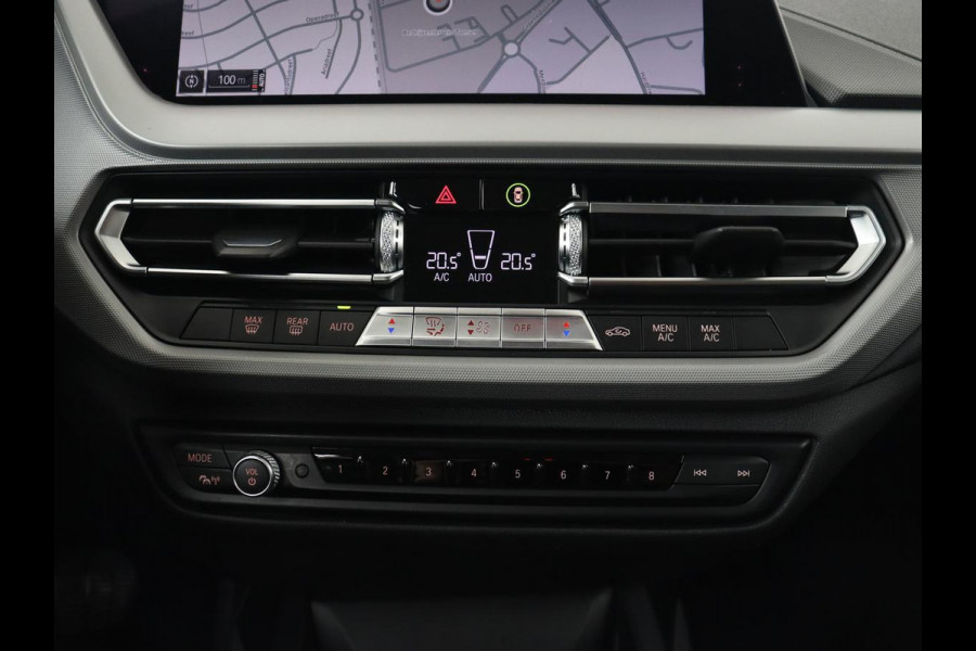 BMW 1-serie 118i Executive Edition | Carplay | Live Cockpit | Navigatie | Full LED | Climate control | Parkeerhulp | Cruise control