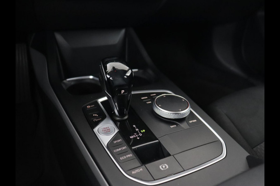 BMW 1-serie 118i Executive Edition | Carplay | Live Cockpit | Navigatie | Full LED | Climate control | Parkeerhulp | Cruise control