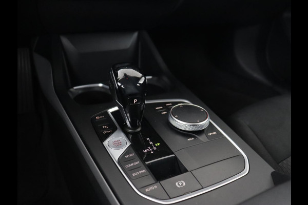 BMW 1-serie 118i Executive Edition | Carplay | Live Cockpit | Navigatie | Full LED | Climate control | Parkeerhulp | Cruise control