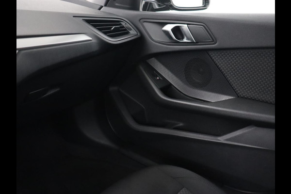 BMW 1-serie 118i Executive Edition | Carplay | Live Cockpit | Navigatie | Full LED | Climate control | Parkeerhulp | Cruise control