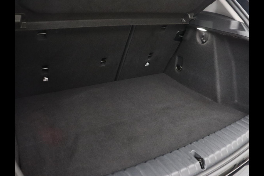 BMW 1-serie 118i Executive Edition | Carplay | Live Cockpit | Navigatie | Full LED | Climate control | Parkeerhulp | Cruise control