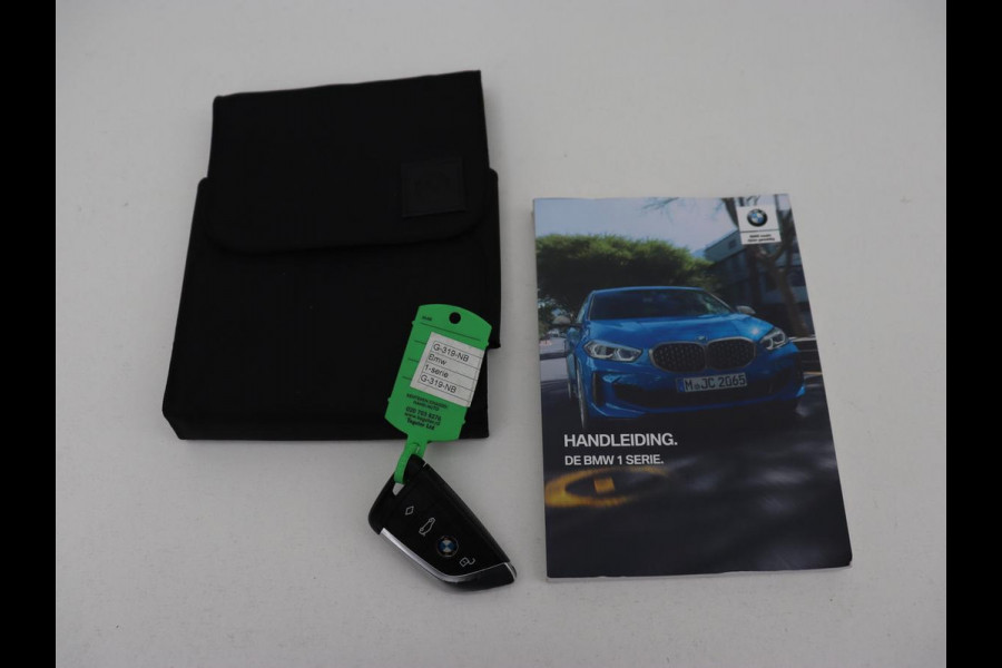BMW 1-serie 118i Executive Edition | Carplay | Live Cockpit | Navigatie | Full LED | Climate control | Parkeerhulp | Cruise control