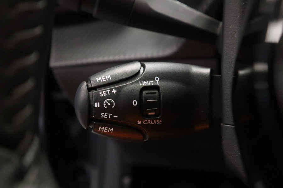 Peugeot 208 1.2 PureTech Blue Lease Allure 5-Drs. Navigatie CruiseControl Full-led
