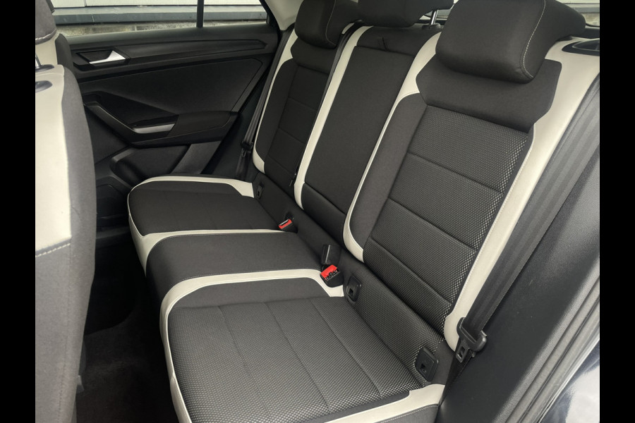 Volkswagen T-Roc 1.5 TSI Sport | LED | Trekhaak | Carplay | Camera | PDC