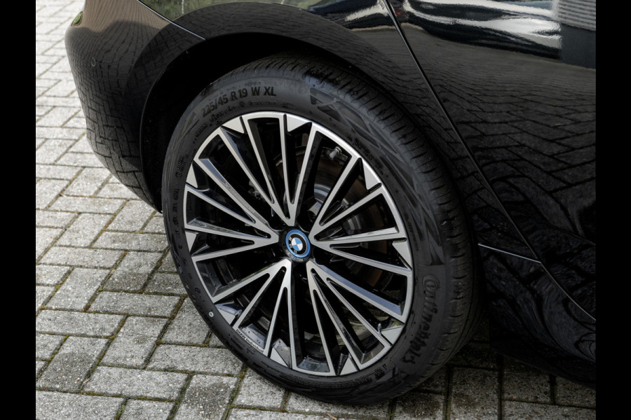 BMW 2 Serie Active Tourer 225e xDrive - M-Sport - Pano - 360 Camera - Head-up