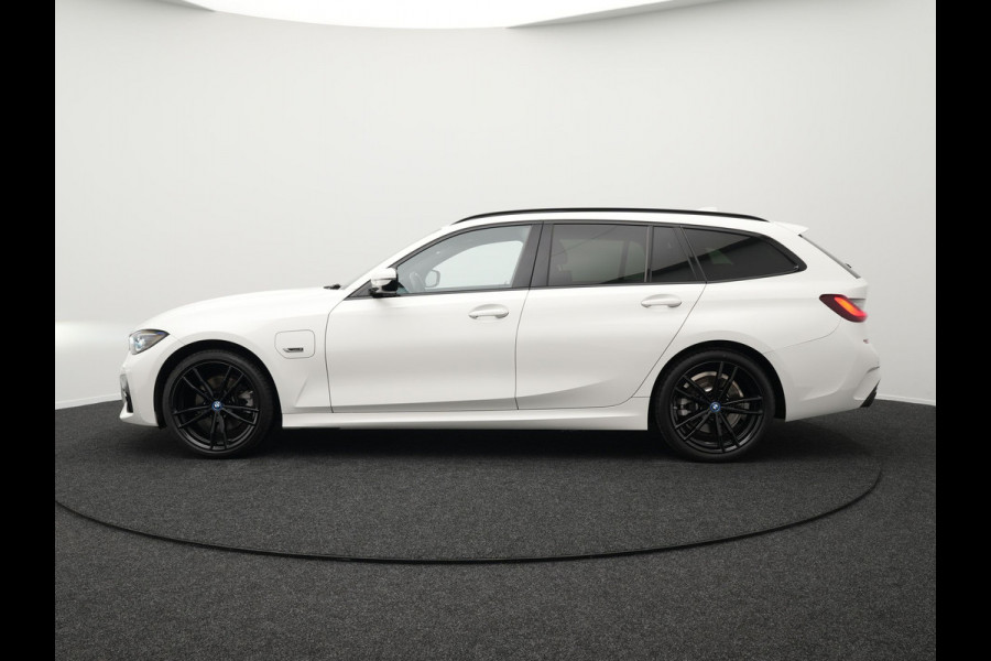 BMW 3 Serie Touring 320e M Sport 204pk Plug In Hybrid Dealer O.H PHEV | Alcantara Sportstoelen Verwarmd | 19"L.M | Sfeerverlichting | Apple Carplay | DAB | Virtual | Navi Full Map |