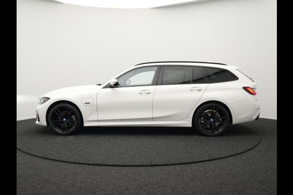 BMW 3 Serie Touring 320e M Sport 204pk Plug In Hybrid Dealer O.H PHEV | Alcantara Sportstoelen Verwarmd | 19"L.M | Sfeerverlichting | Apple Carplay | DAB | Virtual | Navi Full Map |