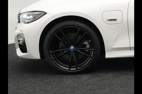 BMW 3 Serie Touring 320e M Sport 204pk Plug In Hybrid Dealer O.H PHEV | Alcantara Sportstoelen Verwarmd | 19"L.M | Sfeerverlichting | Apple Carplay | DAB | Virtual | Navi Full Map |