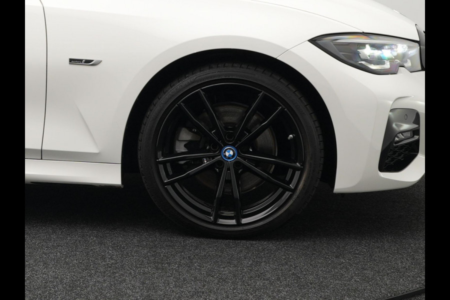 BMW 3 Serie Touring 320e M Sport 204pk Plug In Hybrid Dealer O.H PHEV | Alcantara Sportstoelen Verwarmd | 19"L.M | Sfeerverlichting | Apple Carplay | DAB | Virtual | Navi Full Map |
