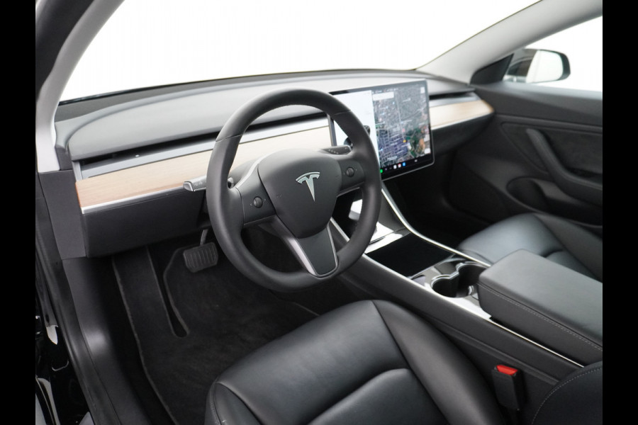Tesla Model 3 Long Range AWD 75kWh 463PK Trekhaak SOH 88% FSD-3 Computer Premium Audio 4wd AutoPilot Panoramadak Camera's Leer Adaptive-Cruise Stoel en achterbank verwarming Electr.Stoelen+Memory+Easy-Entry WiFi 1.000kg Trekgewicht 1e Eigenaar Org. Nederlandse Auto Garantie op Accu/Motor tot 28-12-2027/192.000km