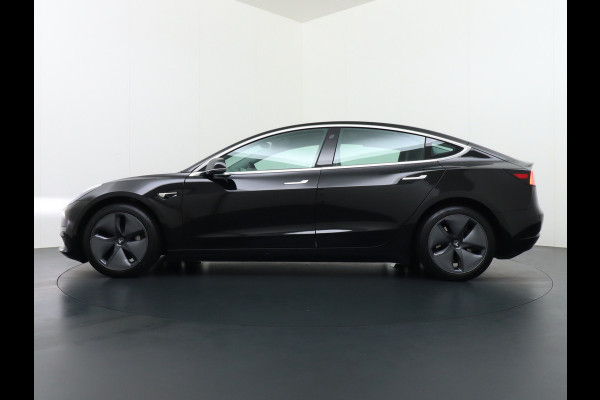 Tesla Model 3 Long Range AWD 75kWh 463PK Trekhaak SOH 88% FSD-3 Computer Premium Audio 4wd AutoPilot Panoramadak Camera's Leer Adaptive-Cruise Stoel en achterbank verwarming Electr.Stoelen+Memory+Easy-Entry WiFi 1.000kg Trekgewicht 1e Eigenaar Org. Nederlandse Auto Garantie op Accu/Motor tot 28-12-2027/192.000km