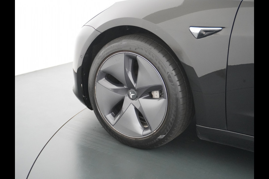 Tesla Model 3 Long Range AWD 75kWh 463PK Trekhaak SOH 88% FSD-3 Computer Premium Audio 4wd AutoPilot Panoramadak Camera's Leer Adaptive-Cruise Stoel en achterbank verwarming Electr.Stoelen+Memory+Easy-Entry WiFi 1.000kg Trekgewicht 1e Eigenaar Org. Nederlandse Auto Garantie op Accu/Motor tot 28-12-2027/192.000km