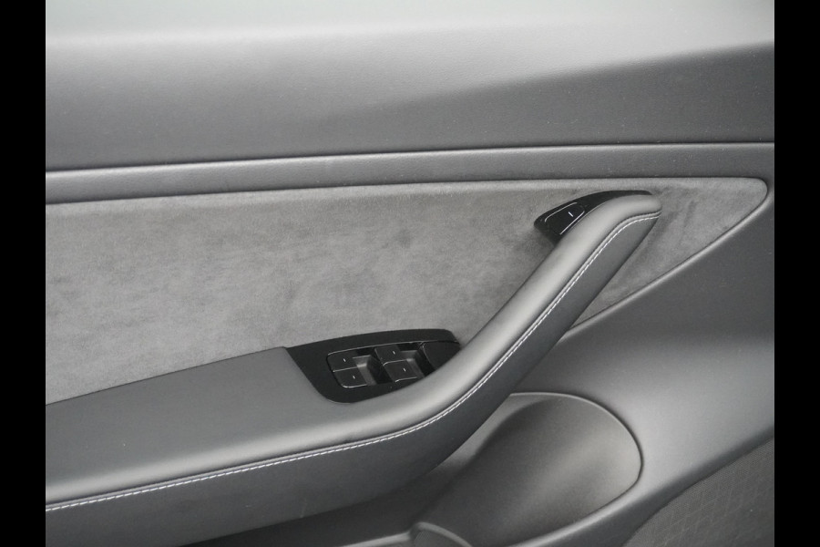 Tesla Model 3 Long Range AWD 75kWh 463PK Trekhaak SOH 88% FSD-3 Computer Premium Audio 4wd AutoPilot Panoramadak Camera's Leer Adaptive-Cruise Stoel en achterbank verwarming Electr.Stoelen+Memory+Easy-Entry WiFi 1.000kg Trekgewicht 1e Eigenaar Org. Nederlandse Auto Garantie op Accu/Motor tot 28-12-2027/192.000km