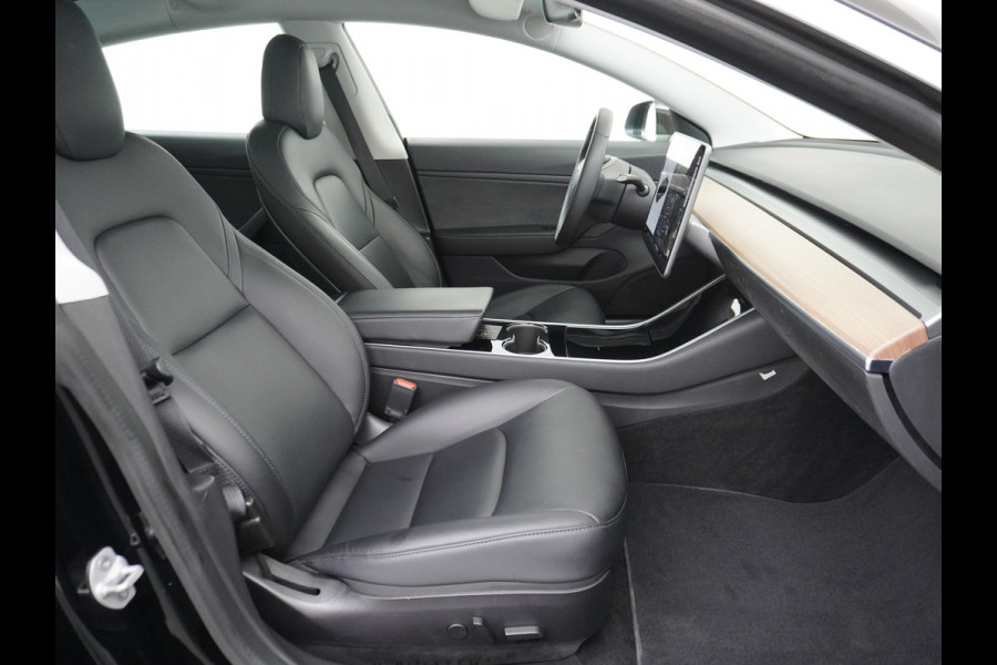 Tesla Model 3 Long Range AWD 75kWh 463PK Trekhaak SOH 88% FSD-3 Computer Premium Audio 4wd AutoPilot Panoramadak Camera's Leer Adaptive-Cruise Stoel en achterbank verwarming Electr.Stoelen+Memory+Easy-Entry WiFi 1.000kg Trekgewicht 1e Eigenaar Org. Nederlandse Auto Garantie op Accu/Motor tot 28-12-2027/192.000km