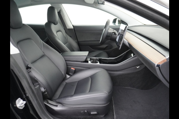 Tesla Model 3 Long Range AWD 75kWh 463PK Trekhaak SOH 88% FSD-3 Computer Premium Audio 4wd AutoPilot Panoramadak Camera's Leer Adaptive-Cruise Stoel en achterbank verwarming Electr.Stoelen+Memory+Easy-Entry WiFi 1.000kg Trekgewicht 1e Eigenaar Org. Nederlandse Auto Garantie op Accu/Motor tot 28-12-2027/192.000km