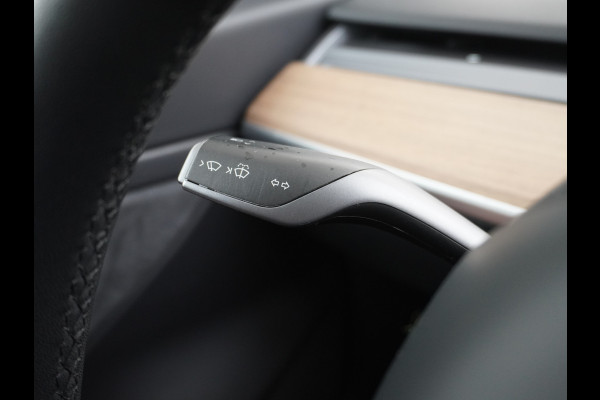 Tesla Model 3 Long Range AWD 75kWh 463PK Trekhaak SOH 88% FSD-3 Computer Premium Audio 4wd AutoPilot Panoramadak Camera's Leer Adaptive-Cruise Stoel en achterbank verwarming Electr.Stoelen+Memory+Easy-Entry WiFi 1.000kg Trekgewicht 1e Eigenaar Org. Nederlandse Auto Garantie op Accu/Motor tot 28-12-2027/192.000km