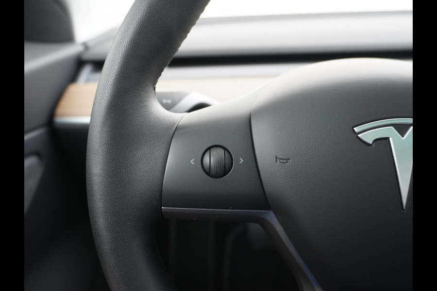Tesla Model 3 Long Range AWD 75kWh 463PK Trekhaak SOH 88% FSD-3 Computer Premium Audio 4wd AutoPilot Panoramadak Camera's Leer Adaptive-Cruise Stoel en achterbank verwarming Electr.Stoelen+Memory+Easy-Entry WiFi 1.000kg Trekgewicht 1e Eigenaar Org. Nederlandse Auto Garantie op Accu/Motor tot 28-12-2027/192.000km