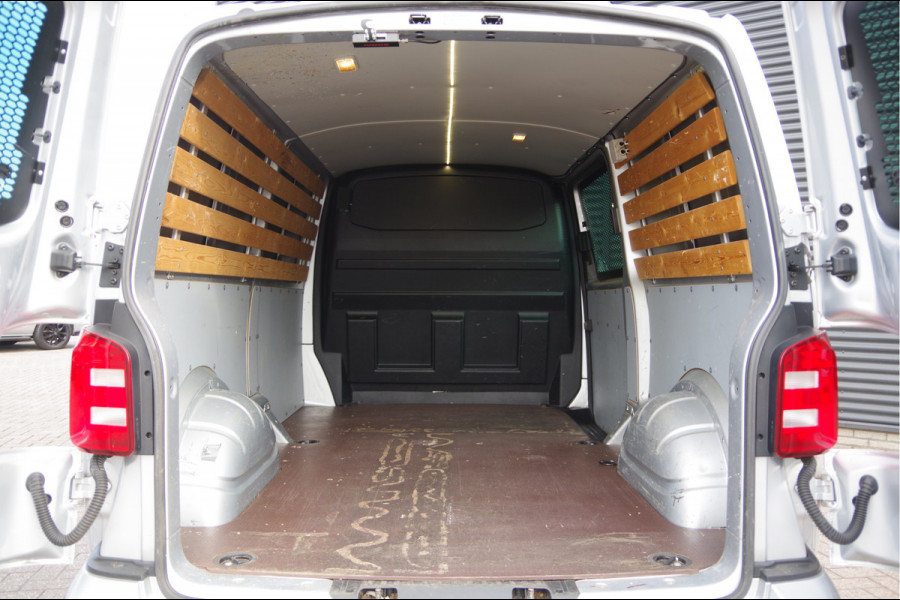 Volkswagen Transporter 2.0 TDI L2 Highline 3-ZITS, TREKHAAK, CAMERA, CRUISE, AIRCO, CARPLAY, AIRCO, BLUETOOTH, NL AUTO, NAP