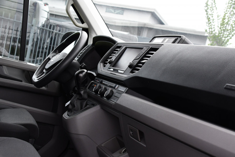 Volkswagen Crafter 35 2.0 TDI L3H3 Black Edition Cruise, Camera, Carplay, 177PK, Automaat, Sensoren, Multimedia, LED, Trekhaak, Uniek!