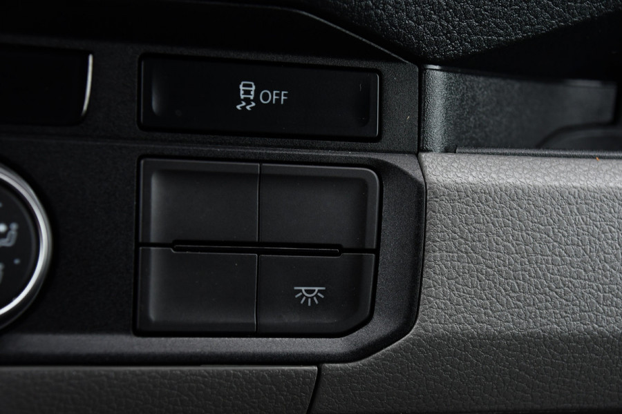 Volkswagen Crafter 35 2.0 TDI L3H3 Black Edition Cruise, Camera, Carplay, 177PK, Automaat, Sensoren, Multimedia, LED, Trekhaak, Uniek!