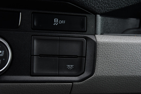 Volkswagen Crafter 35 2.0 TDI L3H3 Black Edition Cruise, Camera, Carplay, 177PK, Automaat, Sensoren, Multimedia, LED, Trekhaak, Uniek!