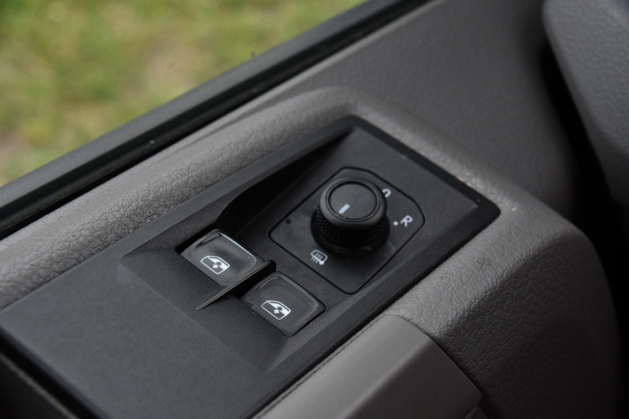 Volkswagen Crafter 35 2.0 TDI L3H3 Black Edition Cruise, Camera, Carplay, 177PK, Automaat, Sensoren, Multimedia, LED, Trekhaak, Uniek!