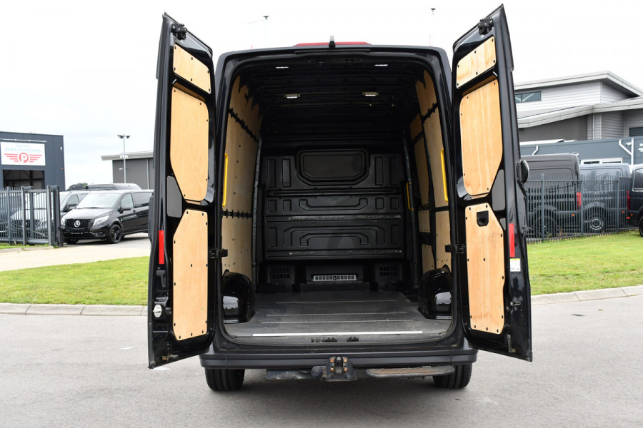 Volkswagen Crafter 35 2.0 TDI L3H3 Black Edition Cruise, Camera, Carplay, 177PK, Automaat, Sensoren, Multimedia, LED, Trekhaak, Uniek!