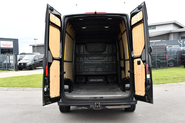 Volkswagen Crafter 35 2.0 TDI L3H3 Black Edition Cruise, Camera, Carplay, 177PK, Automaat, Sensoren, Multimedia, LED, Trekhaak, Uniek!