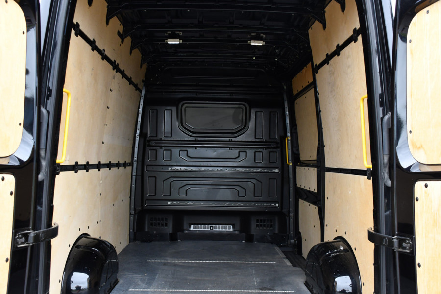 Volkswagen Crafter 35 2.0 TDI L3H3 Black Edition Cruise, Camera, Carplay, 177PK, Automaat, Sensoren, Multimedia, LED, Trekhaak, Uniek!