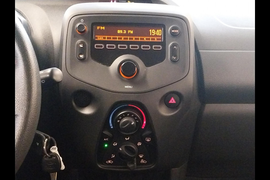Toyota Aygo 1.0 VVT-i X SILVERLINE FUN CARPLAY NAVI AIRCO.5 DRS .GARANTIE TOT 2031 !