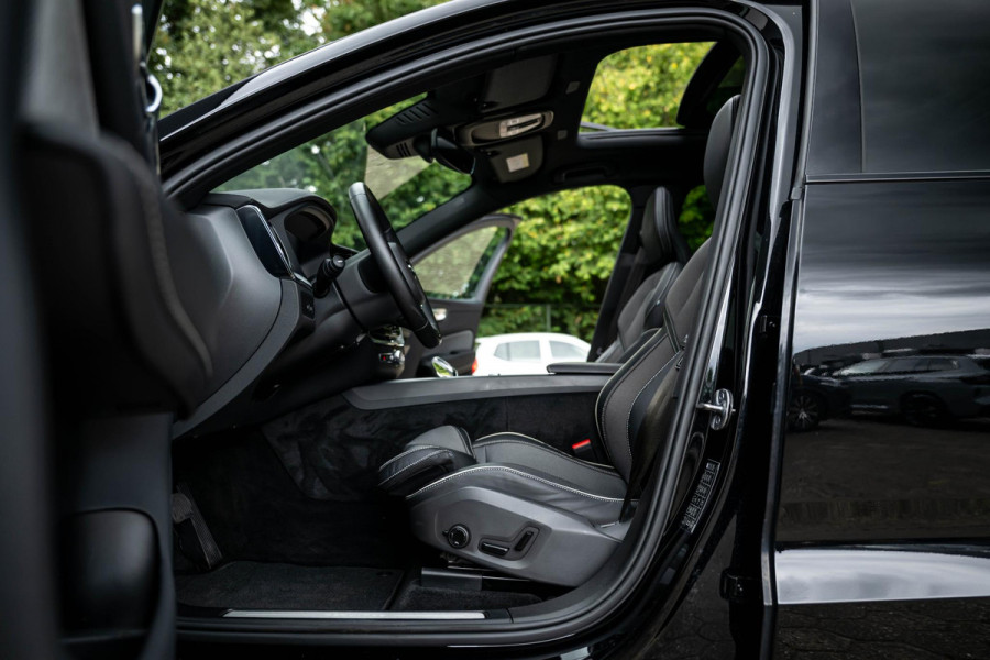 Volvo XC60 2.0 T6 Ultimate AWD Black Edition 398pk LONG RANGE