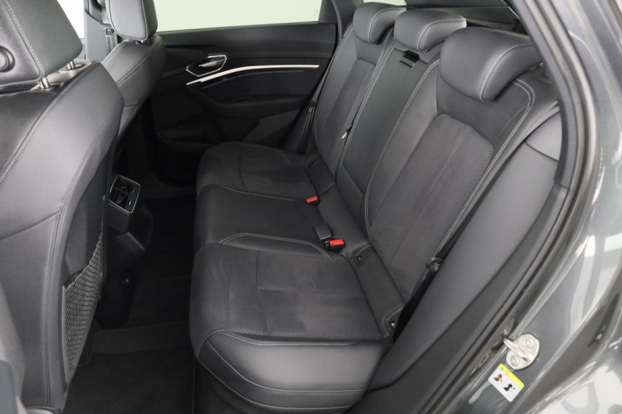 Audi e-tron 55 quattro S-line 95 kWh 408 pk | Navigatie | Panorama dak | Parkeersensoren ( park assist ) | Achteruitrijcamera