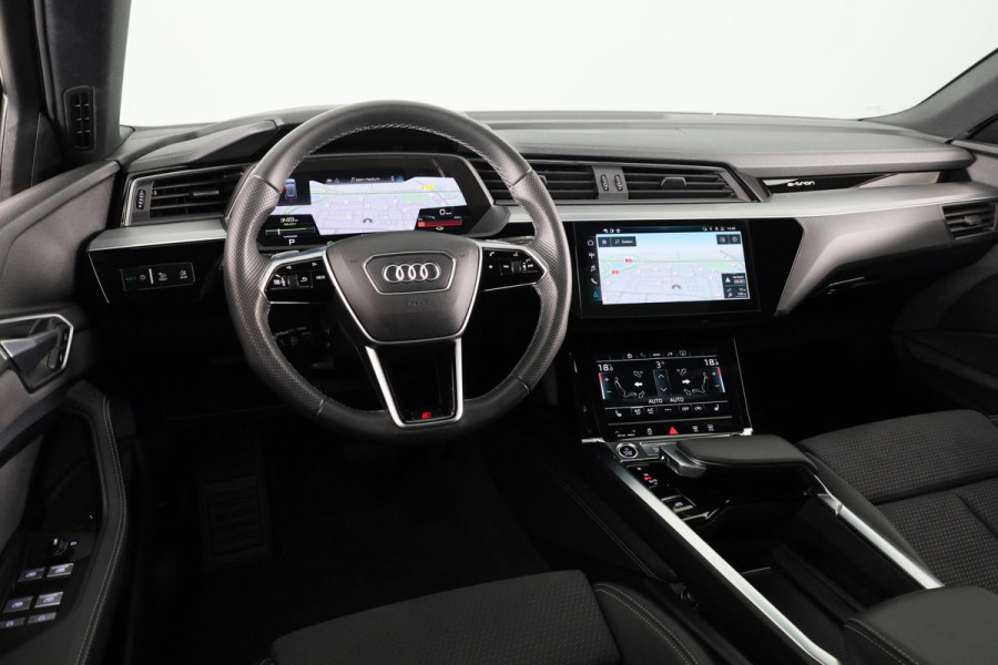 Audi e-tron 55 quattro S-line 95 kWh 408 pk | Navigatie | Panorama dak | Parkeersensoren ( park assist ) | Achteruitrijcamera