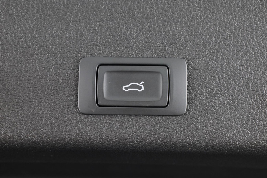 Audi e-tron 55 quattro S-line 95 kWh 408 pk | Navigatie | Panorama dak | Parkeersensoren ( park assist ) | Achteruitrijcamera