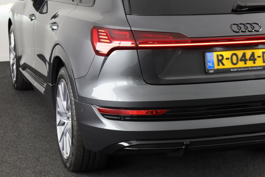 Audi e-tron 55 quattro S-line 95 kWh 408 pk | Navigatie | Panorama dak | Parkeersensoren ( park assist ) | Achteruitrijcamera