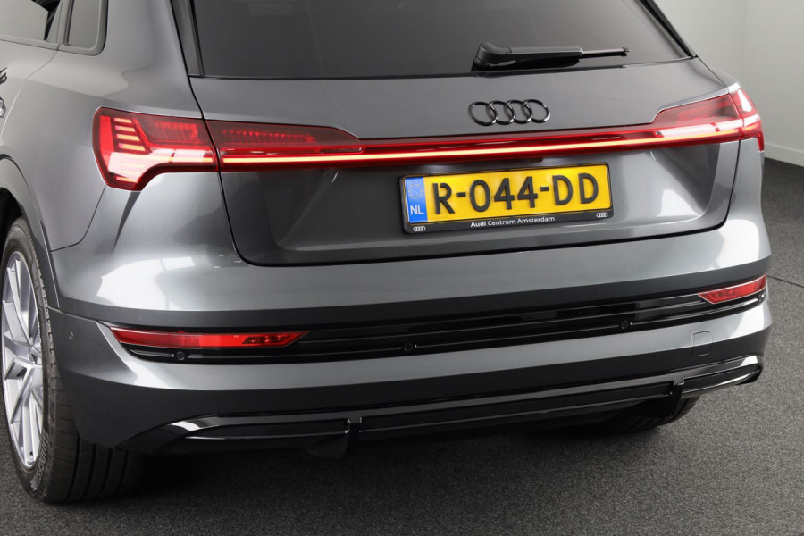 Audi e-tron 55 quattro S-line 95 kWh 408 pk | Navigatie | Panorama dak | Parkeersensoren ( park assist ) | Achteruitrijcamera