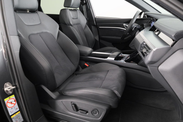 Audi e-tron 55 quattro S-line 95 kWh 408 pk | Navigatie | Panorama dak | Parkeersensoren ( park assist ) | Achteruitrijcamera