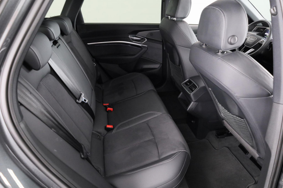 Audi e-tron 55 quattro S-line 95 kWh 408 pk | Navigatie | Panorama dak | Parkeersensoren ( park assist ) | Achteruitrijcamera