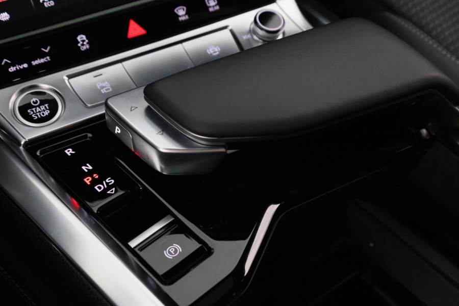 Audi e-tron 55 quattro S-line 95 kWh 408 pk | Navigatie | Panorama dak | Parkeersensoren ( park assist ) | Achteruitrijcamera