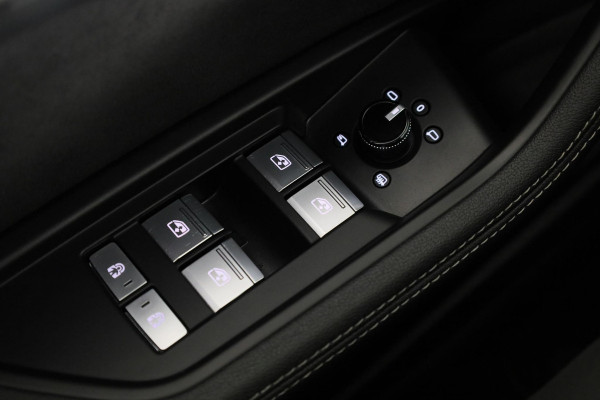 Audi e-tron 55 quattro S-line 95 kWh 408 pk | Navigatie | Panorama dak | Parkeersensoren ( park assist ) | Achteruitrijcamera
