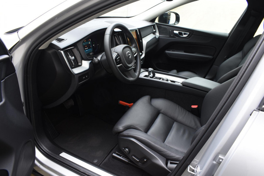 Volvo XC60 T6 350PK Long Range AWD Ultimate Dark / Navigatie / Adaptieve Cruisecontrol / Head Up-Display / Panorama dak / Leder / Elektrische stoelen / 360 Camera / Trekhaak /