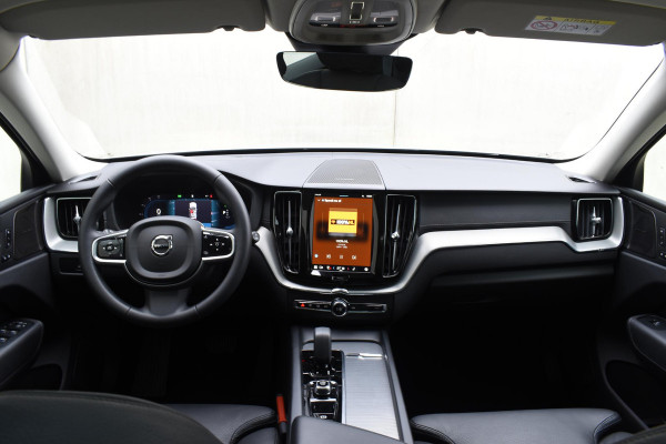 Volvo XC60 T6 350PK Long Range AWD Ultimate Dark / Navigatie / Adaptieve Cruisecontrol / Head Up-Display / Panorama dak / Leder / Elektrische stoelen / 360 Camera / Trekhaak /