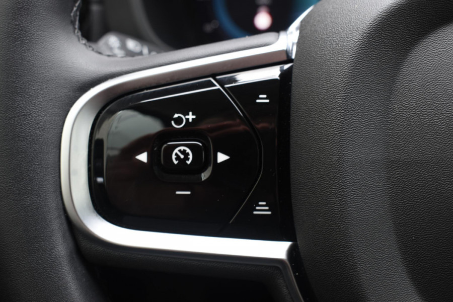 Volvo XC60 T6 350PK Long Range AWD Ultimate Dark / Navigatie / Adaptieve Cruisecontrol / Head Up-Display / Panorama dak / Leder / Elektrische stoelen / 360 Camera / Trekhaak /