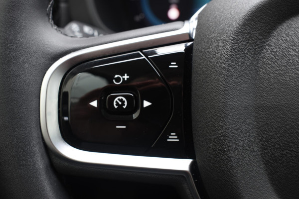 Volvo XC60 T6 350PK Long Range AWD Ultimate Dark / Navigatie / Adaptieve Cruisecontrol / Head Up-Display / Panorama dak / Leder / Elektrische stoelen / 360 Camera / Trekhaak /