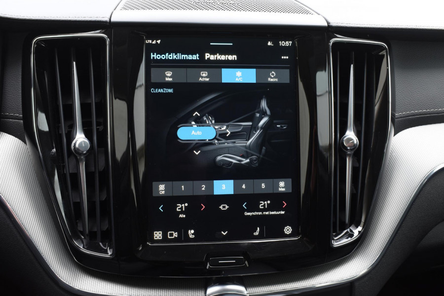 Volvo XC60 T6 350PK Long Range AWD Ultimate Dark / Navigatie / Adaptieve Cruisecontrol / Head Up-Display / Panorama dak / Leder / Elektrische stoelen / 360 Camera / Trekhaak /