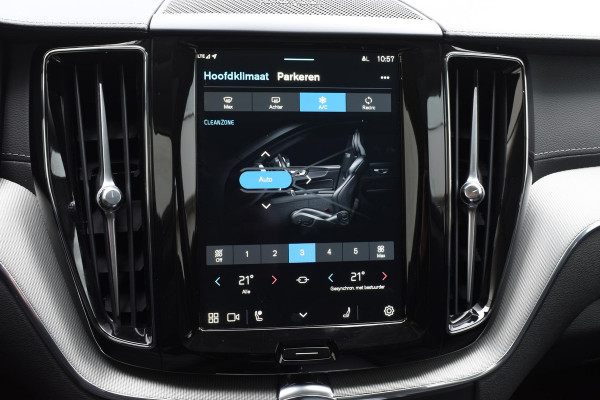 Volvo XC60 T6 350PK Long Range AWD Ultimate Dark / Navigatie / Adaptieve Cruisecontrol / Head Up-Display / Panorama dak / Leder / Elektrische stoelen / 360 Camera / Trekhaak /
