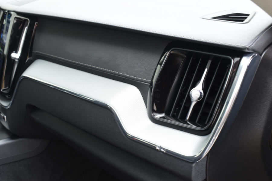 Volvo XC60 T6 350PK Long Range AWD Ultimate Dark / Navigatie / Adaptieve Cruisecontrol / Head Up-Display / Panorama dak / Leder / Elektrische stoelen / 360 Camera / Trekhaak /